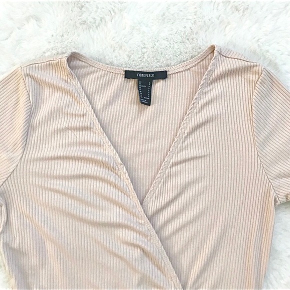 🌻 3/$20 Pink Short Sleeve Ribbed V Neck Bodysuit - Picture 2 of 7